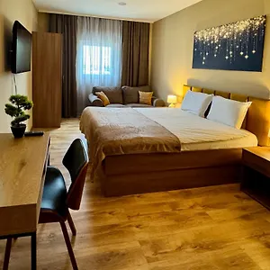 Airport Airport Shuttle And Parking Appart hôtel